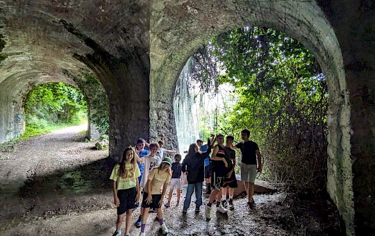 garda_che_lago_campione_del_garda_sotto_cascata.jpg